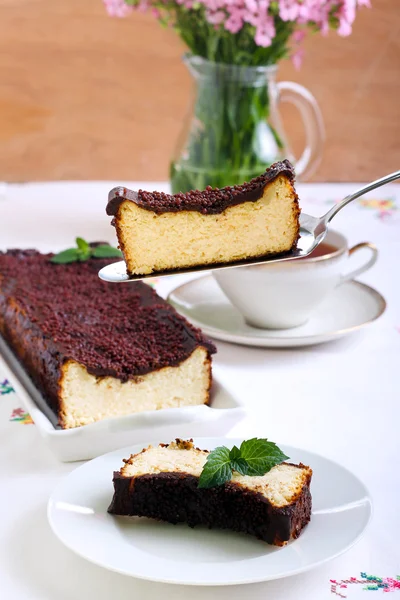 Peynirli kek çikolata tepesi ile — Stok fotoğraf