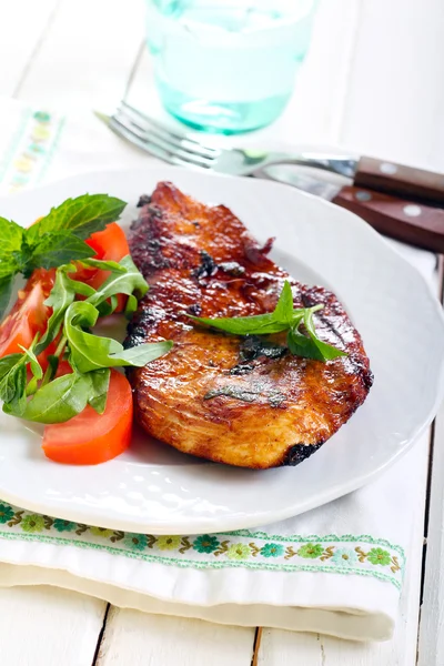 Lime chicken with mint and salad — Stock Photo, Image