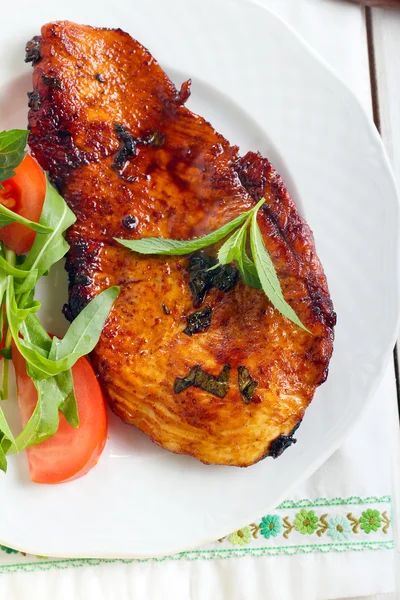 Lime chicken with mint and salad aside — Stock Photo, Image