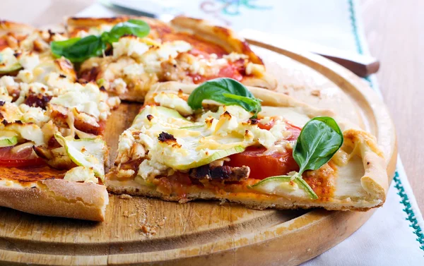 ズッキーニ、鶏肉、フェタチーズのピザ — ストック写真