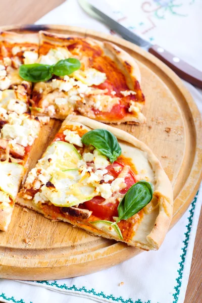 Zucchini, Huhn und Feta-Pizza — Stockfoto