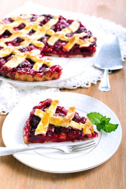 Classic Sour Cherry Pie 
