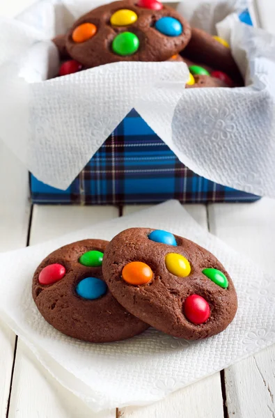 Galletas de chocolate con caramelos de colores — Foto de Stock