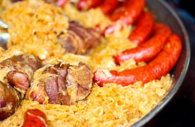 Pork, sausages and braised cabbage 