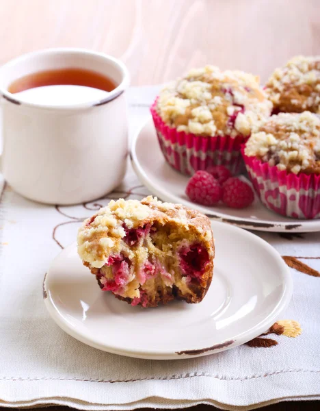 Raspberry crumble muffins — Stock Photo, Image