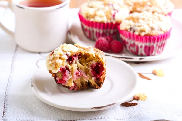 Raspberry crumble muffins — 图库照片