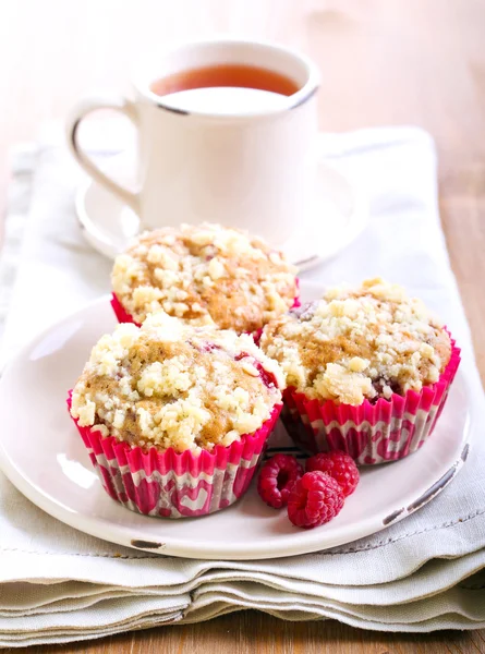 Raspberry crumble muffins — Stock Photo, Image