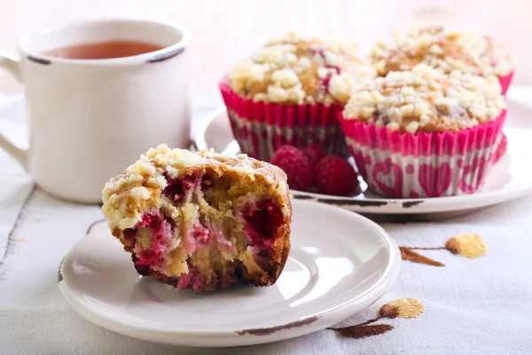 Raspberry crumble muffins — Stock Photo, Image