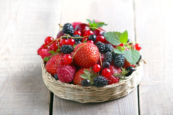 Mixed berries in a wicker — Stock fotografie