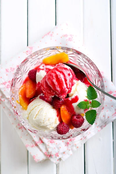 Peach melba dessert — Stok fotoğraf