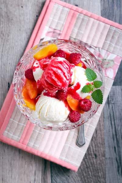 Peach melba dessert — Zdjęcie stockowe