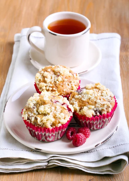 Raspberry crumble muffins — Stock Photo, Image