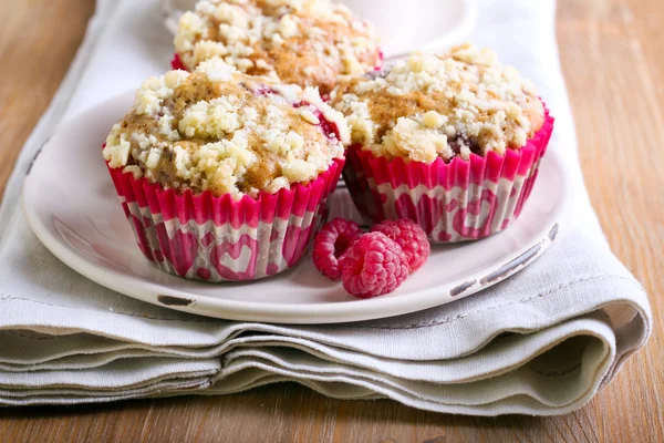 Raspberry crumble muffins — Stock Photo, Image