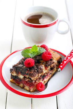 Çikolata ve frambuazlı pasta dilimi 