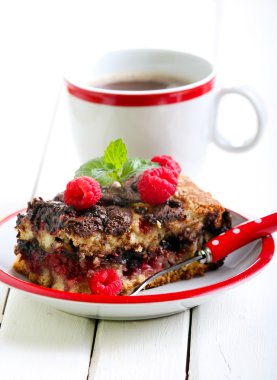 Çikolata ve frambuazlı pasta dilimi