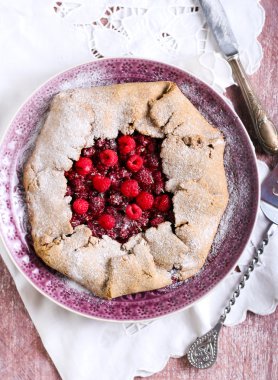 Ahududu ve biberiye rustik Galette'ye