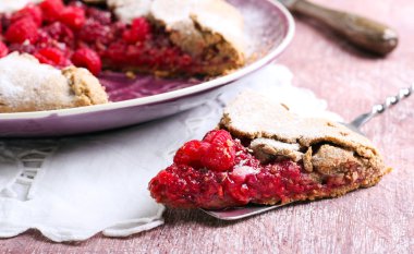 Ahududu ve biberiye rustik Galette'ye