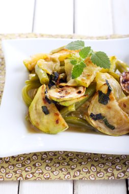 Kabak ve yeşil fasulye sıcak salata 