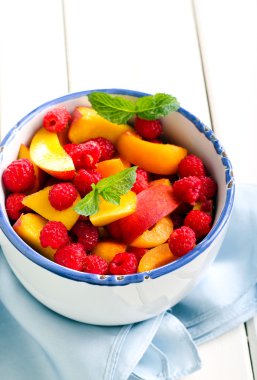 Şeftali, kayısı ve ahududu salata 