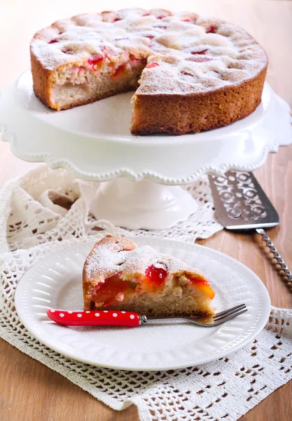 Plum sponge cake — Stock Photo, Image