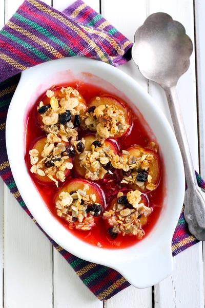 Ciruelas al horno con muesli desmenuzar cubierta —  Fotos de Stock