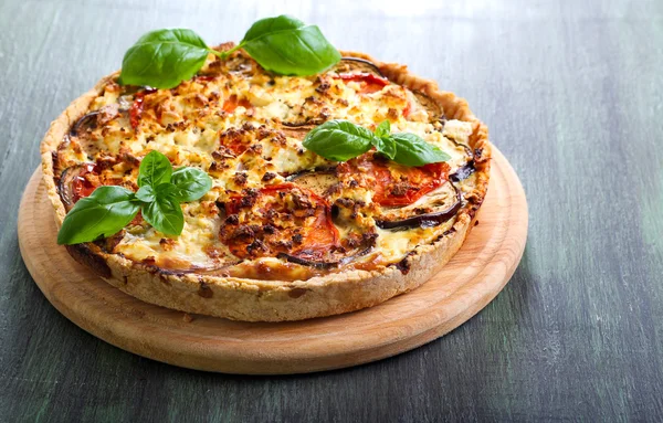 Patlıcan, domates ve peynir kiş 