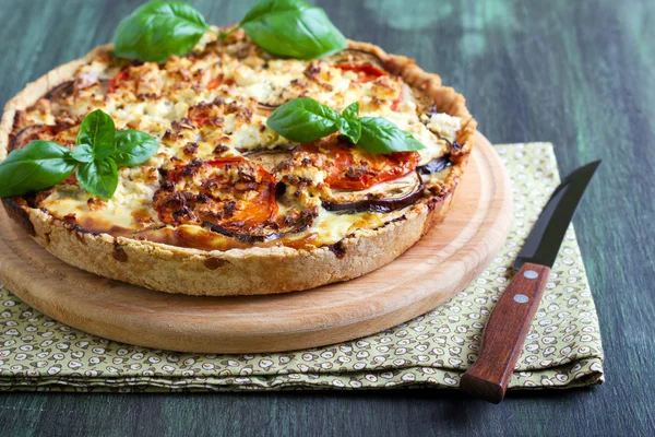 Aubergine, tomaat en kaas quiche aan boord — Stockfoto