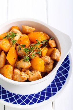 Kayısı ile tavuk göğsü