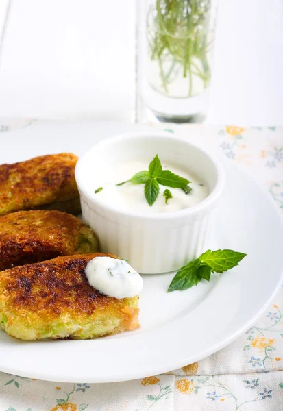 Zucchini crocketts with minted yogurt — Stock Photo, Image