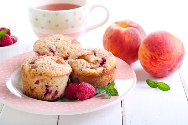 Peach melba cake — Stok Foto