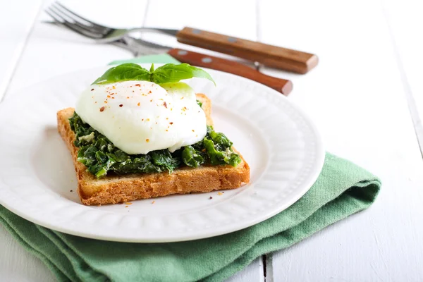 Kremalı ıspanak ve haşlanmış yumurta tost — Stok fotoğraf
