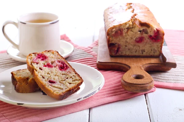 Bolo de banana e framboesa — Fotografia de Stock