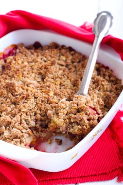 Karışık meyve pasta parçalamak 