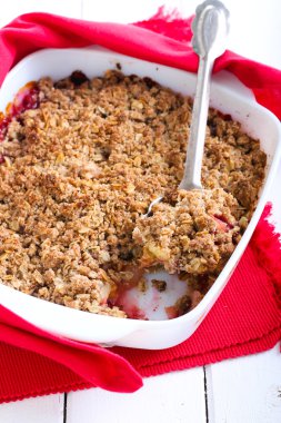 Karışık meyve pasta parçalamak 