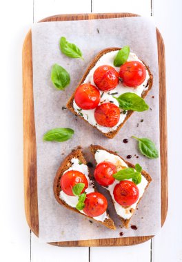 Açık suratlı domates ve peynir bruschetta 