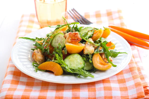 Chicken, apricot, rocket and cucumber salad — Stock Photo, Image