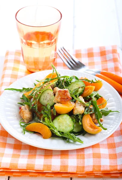 Chicken, apricot, rocket and cucumber salad — Stock Photo, Image