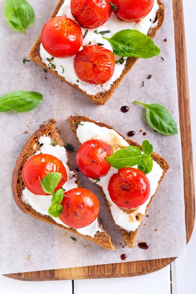 Open tvář rajče a sýr bruschetta — Stock fotografie