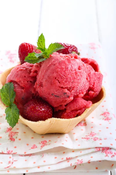 Strawberry and mint ice cream, — Stock Photo, Image