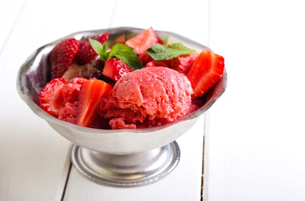 Sorbetto alla fragola e menta — Foto Stock