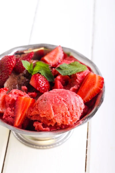 Erdbeer- und Minzsorbet — Stockfoto