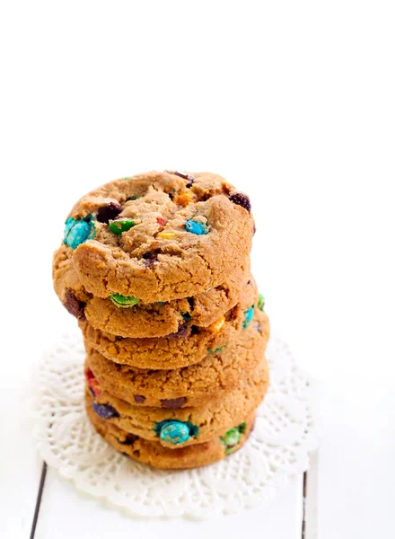 Радужное печенье с цветным шоколадом с сахарным покрытием — стоковое фото