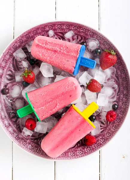 Mezcla de bayas y yogurt helado pops — Foto de Stock