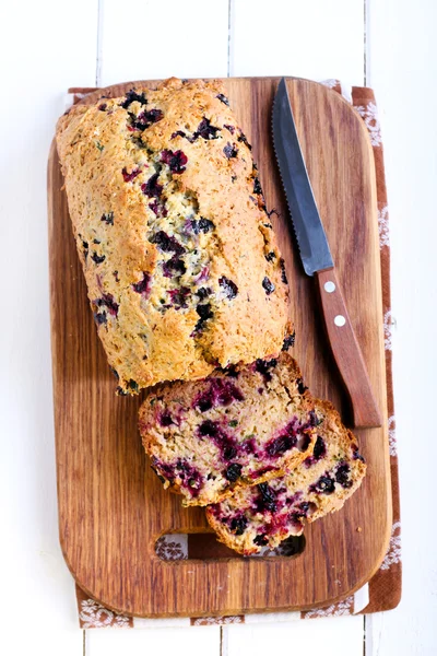 Berry, mint and spelt flour teacake — Stock Photo, Image