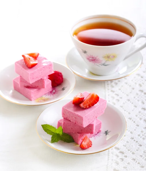 Homemade berry marshmallow bars — Stock Photo, Image