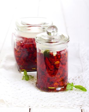 Kurutulmuş domates otlar ile