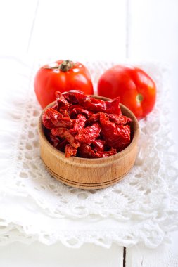 Ev yapımı güneşte kurutulmuş domates. 