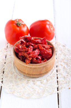 Ev yapımı güneşte kurutulmuş domates.