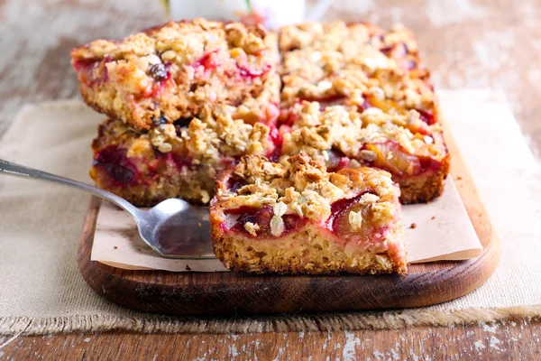 Oaty plum gingerbread slices on board — Stock Photo, Image