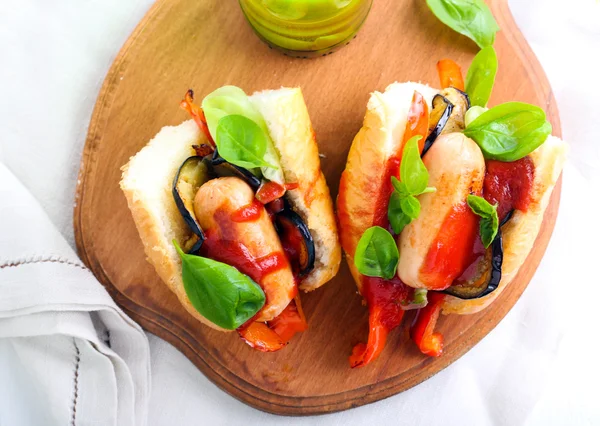 Salsicce con verdure grigliate — Foto Stock